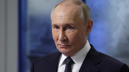 Ruský prezident Vladimir Putin na návštěvě podniku Atomflot, který dohlíží na projekty ledoborců, v ruském Murmansku 27. března 2025