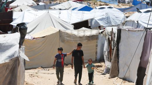 Palestinci vysídlení izraelskou armádou se ukrývají ve stanovém táboře v Chán Júnisu na jihu pásma Gazy.