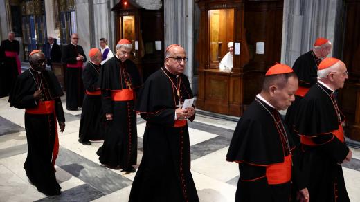 Kardinálové v bazilice Panny Marie Sněžné v Římě, kde je pohřben papež František