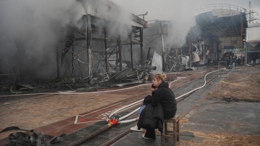 Ruský dronový útok zničil největší charkovskou tržnici Barabašovo