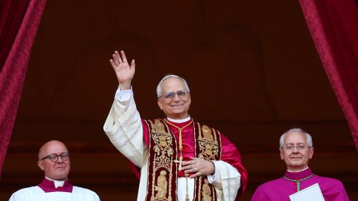 Nově zvolený papež Lev XIV., kardinál Robert Prevost ze Spojených států, se objevuje na balkoně baziliky svatého Petra ve Vatikánu, 8. května 2025