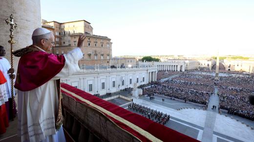 Nový papež zdraví věřící na Svatopetrském náměstí