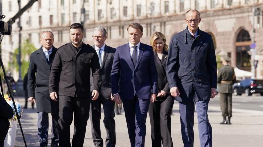 Donald Tusk, Volodymyr Zelenskyj, Kier Starmer, Emmanuel Macrom, Olena Zelenská a Friedrich Merz v Kyjevě