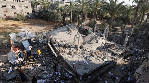 Palestinci si prohlížejí škody na místě izraelského útoku na dům v centrální části pásma Gazy