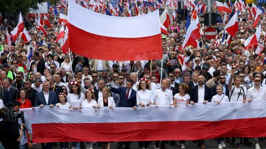 Polský premiér Donald Tusk a primátor Varšavy Rafal Trzaskowski, prezidentský kandidát Občanské koalice, na „Velkém pochodu vlastenců“