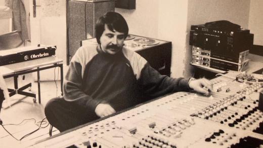 Čestmír Kadlec při práci v hudební laboratoři