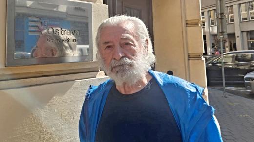 Vilém Obluk před ostravským rozhlasem, kde se bude promítat film Vlny