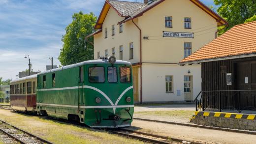 Zastávka jindřichohradecké úzkokolejky v Nové Bystřici