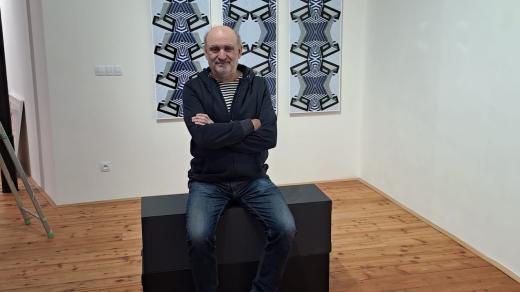 Sklářský výtvarník Zdeněk Lhotský na vernisáži výstavy svých děl v Jablonci nad Nisou