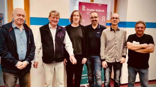 Hudební redaktoři - zleva: Jan Jirásek, Slávek Kubík, Slávek Hamaďák, Tomáš Katschner, moderátor Karel Sladký a Petr Havrda