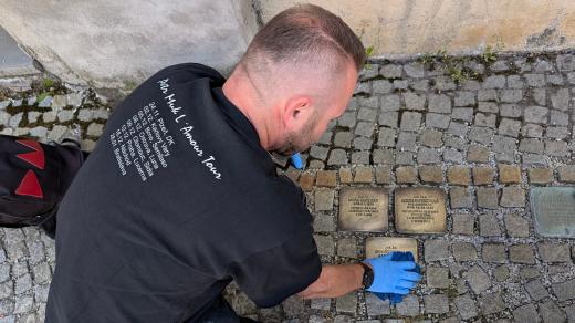 Čištění kamenů zmizelých ve Velkém Meziříčí