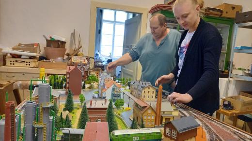 Vedoucí Vagonářského muzea Bronislav Novosad a kurátorka Ivana Richterová nad železničním modelem tzv. Urbánkova města