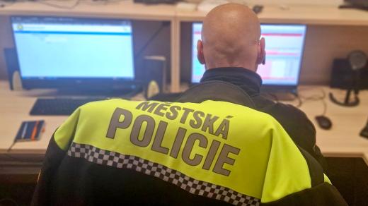 Městská policie v Benešově vyjíždí k signálům nouzového tlačítka průměrně dvakrát až třikrát za měsíc