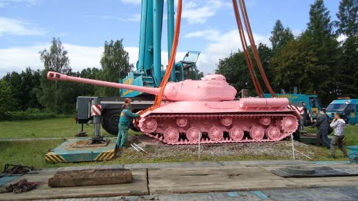 Nakládání tanku na přepravník a přeprava do Prahy na ponton na Vltavě v rámci akce Týden svobody (červen 2011)