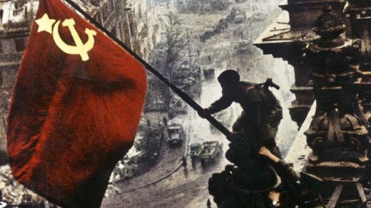 Ikonické foto z konce války: vztyčení vlajky SSSR nad Reichstagem