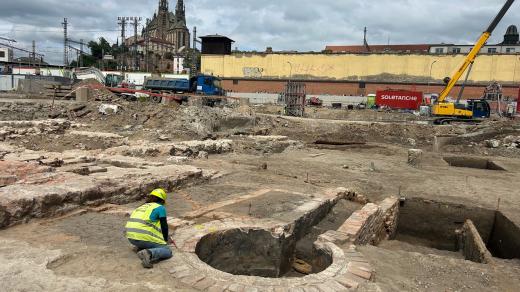 Na místě bývalého Prioru v Brně odkrývají archeologové základy textilní továrny z 18. století