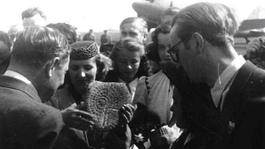 Vítání košické vlády na kbelském letišti (10. 5. 1945)
