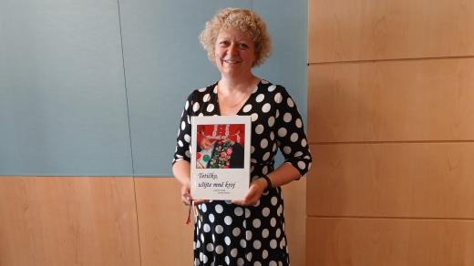 Ludmila Krátká s knihou Tetičko, ušijte mně kroj!