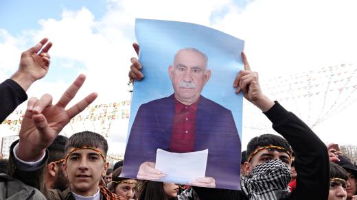 Mladí turečtí demonstranti s podobinou vůdce PKK Abdullaha Öcalana