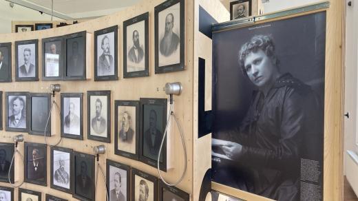 Božena Viková-Kunětická se v roce 1912 stala první poslankyní ve střední Evropě. Soud její zvolení uznal až po rozpuštění Zemského sněmu
