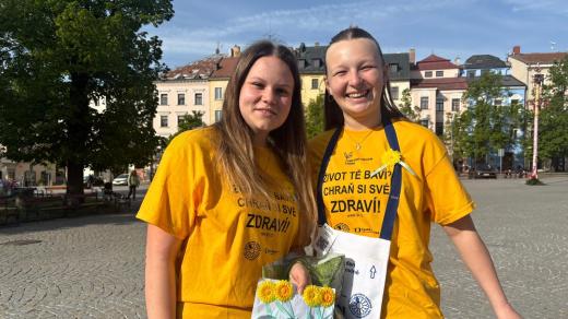 Dobrovolnice celou středu v ulicích nabízeli připínací žluté květy