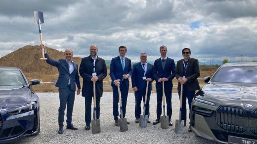 Stavitelé hal ze společnosti Gridarch spolu s viceprezidentem BMW Oliverem Bilsteinem, ministrem dopravy Martinem Kupkou (ODS), primátorem Ostravy Janem Dohnalem (ODS)a hejtmanem Josefem Bělicou (ANO)