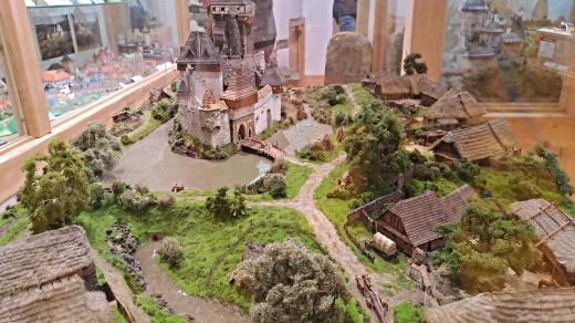 Země hradů je expozice desítek modelů hradů a zámků