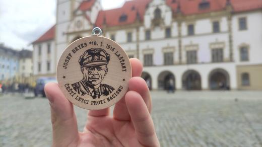 Turistická známka k výročí konce druhé světové války s portrétem pilota RAF Josefa Brykse