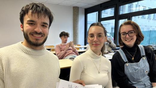 Studenti češtiny Juliette, Pauline a Luca