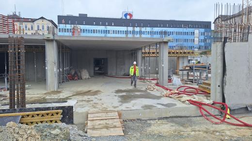 V areálu FNOL pokračuje výstavba nového centrálního pavilonu B
