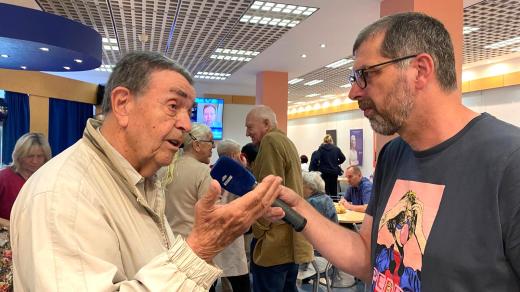 Bývalý technik Jan Titlbach (vlevo) líčí redaktorovi Filipovi Černému své zážitky z budějovického rozhlasu