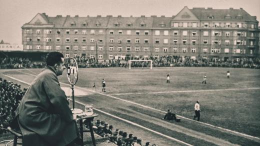 Redaktor Josef Laufer u mikrofonu při přenosu z fotbalového stadionu Sparty