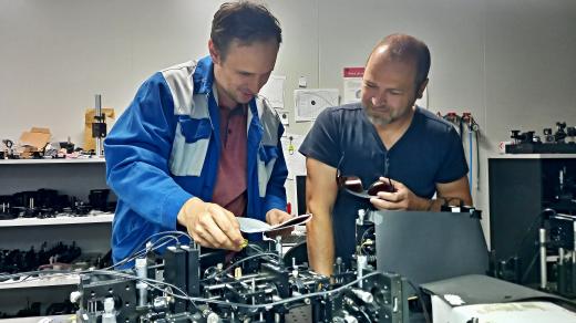Karel Lemr a Antonín Černoch v laboratoři