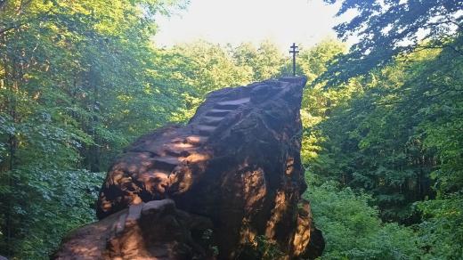 Skála Kazatelna je vysoká osm metrů. Na jehož vrcholu se tyčí dvouramenný kříž