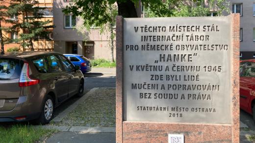 Památník stojí poblíž dolu Jindřich