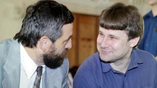 K 90. letům bezpochyby patří také kauza Jiřího Kajínka, vlevo obhájce Jaroslav Bárta