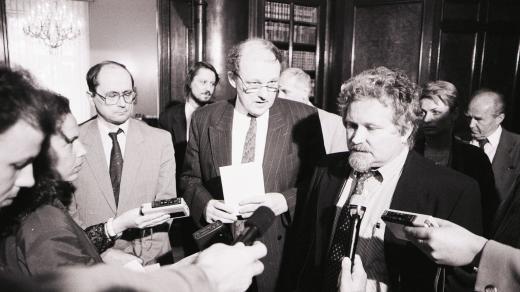 Zleva Ján Čarnogurský, Marián Čalfa a Petr Pithart v Kramářově vile v Praze