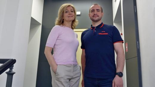 Ředitelka ostravské pobočky Společnosti pro ranou péči Vlaďka Salvetová a tatínek čtyřleté Evelíny Lukáš Kostolný