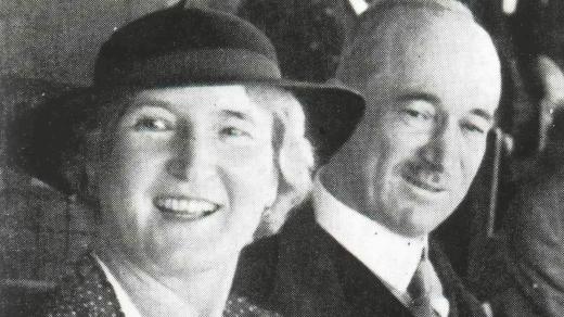 Hana Benešová s manželem na třibuně (1934)