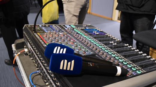 Mixpult a mikrofony v S1