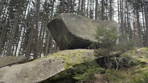 Podoba s kovářskou kovadlinou je jasná