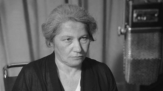 Františka Zemínová u rozhlasového mikrofonu