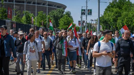 Péter Magyar (uprostřed) na protestním pochodu k Rumunsku