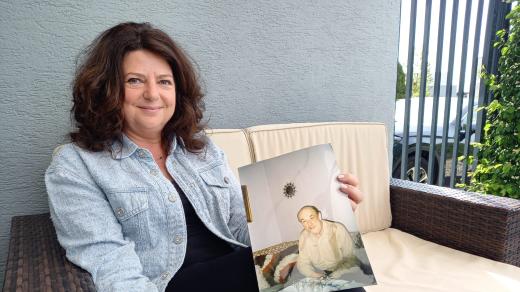 Miriam Navrátilová z Uherského Brodu s fotografií svého dědečka Josefa Brammera přeživšího holocaust