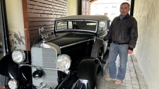 Aleš Sobek, vnuk zavražděného Bohumila Sobka z konce války, u auta Mercedes Benz 200