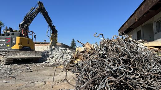 V Kojetíně demolují areál v ulici Závodí. Nově zde budou pozemky pro rodinné domy