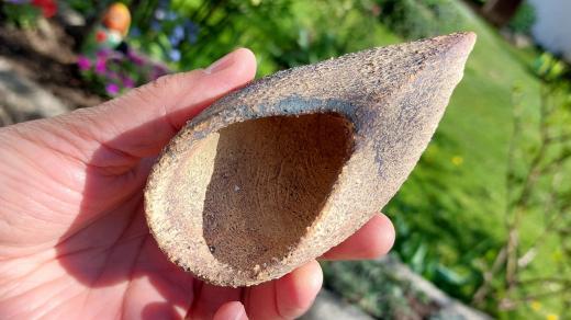 Škvorovník je vyrobený z šamotové hlíny. Zaručí tak potřebnou izolaci