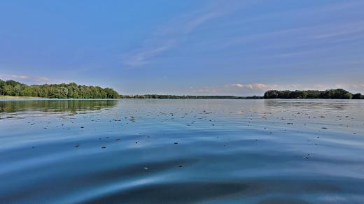 Annínské jezero u Tovačova je jedním z mála míst, kde je povoleno se koupat