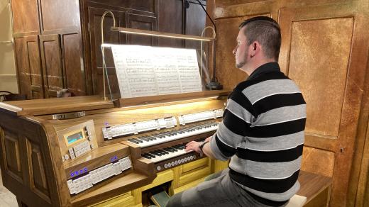 Varhaník Ondřej Vávra inicioval záchranu varhan v novobydžovském chrámu sv. Vavřince