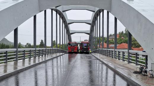 Most přes Vltavu ve Štěchovicích testovala nákladní auta